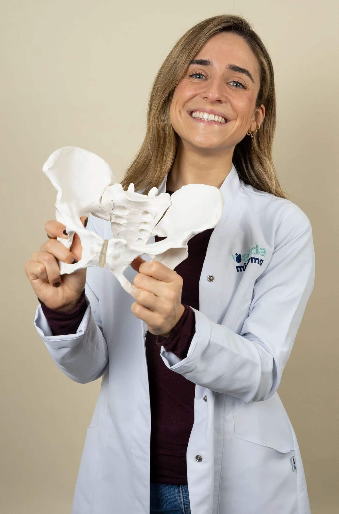 María explica la anatomía de la pelvis con una maqueta