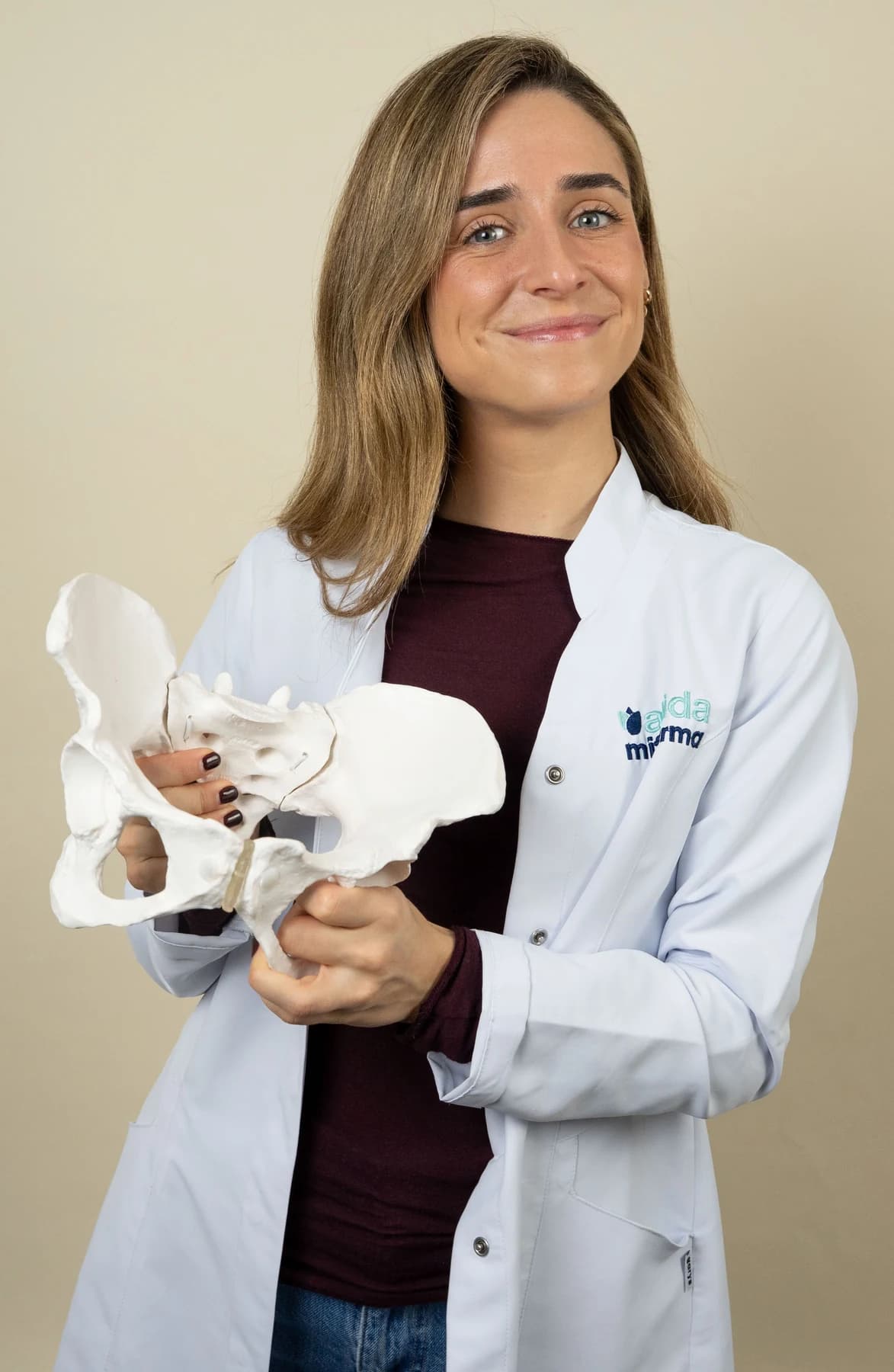 María, matrona, con una maqueta anatómica de la pelvis